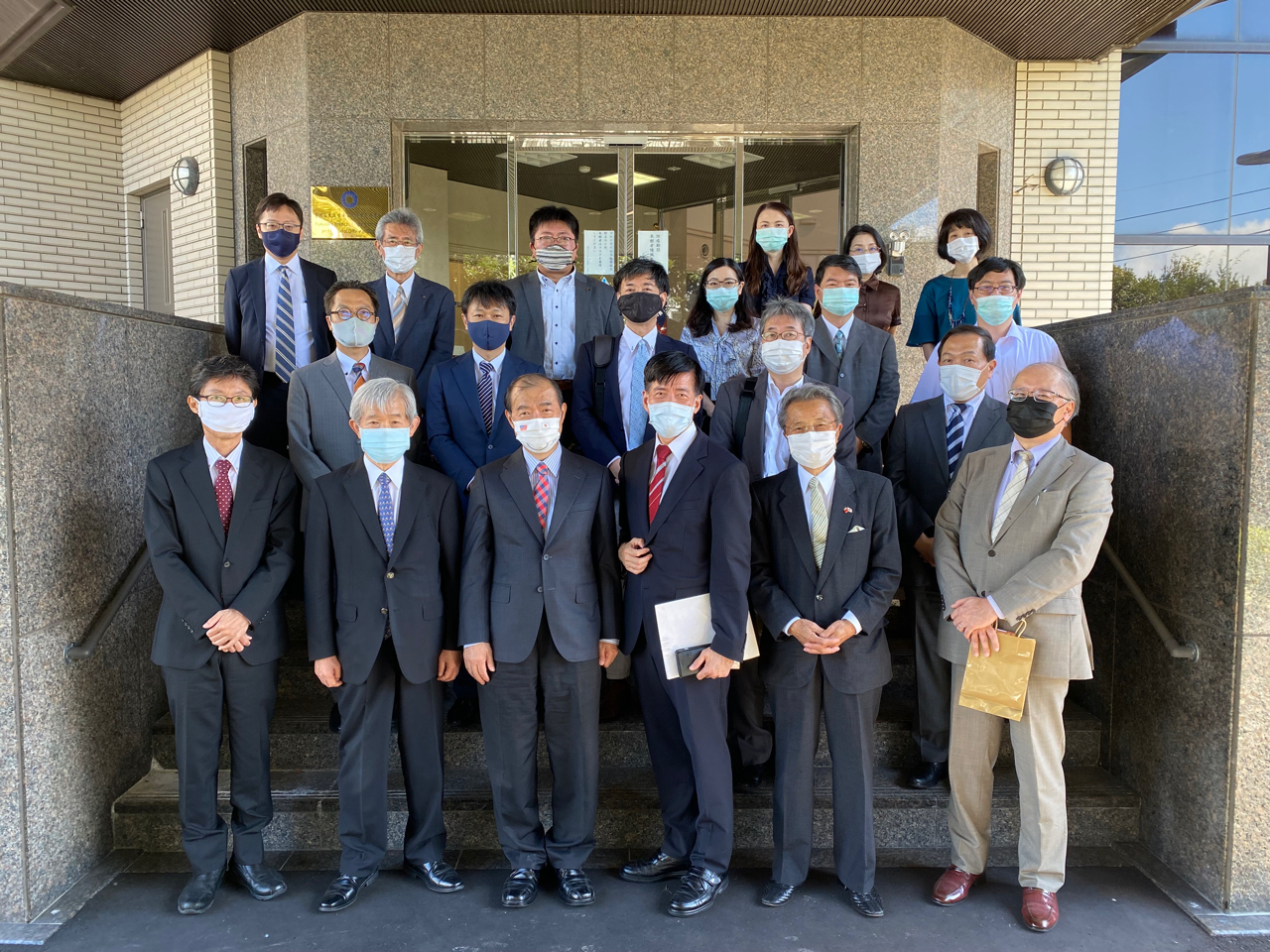 陳銘俊総領事(前列左三)