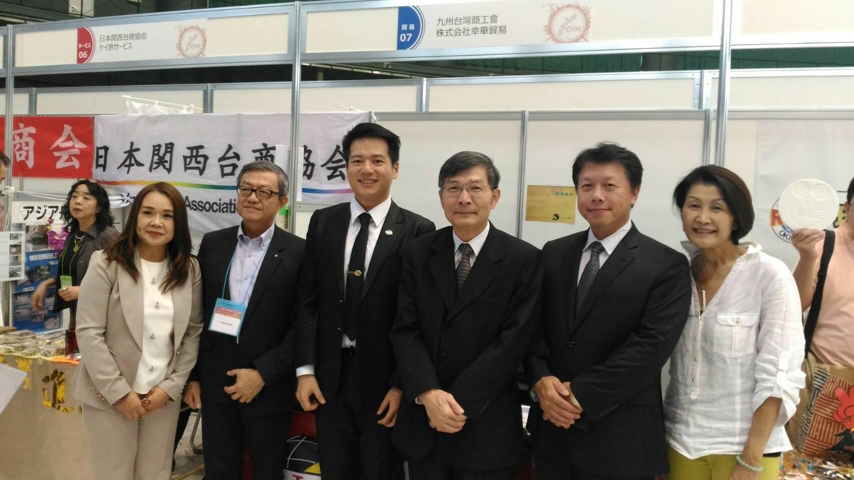 駐那霸辦事處蘇啟誠處長（右3）與菱山株式會社林武璋社長（左2）、世界臺灣商會聯合總會青商會邱臣遠會長（左3）、琉球臺灣商工協會吳啟源會長（右2）、九州臺灣商工會賴玉汝會長（左1）及僑務促進委員汪麗莉（右1）在第7回萬國津梁大異種交流會合影