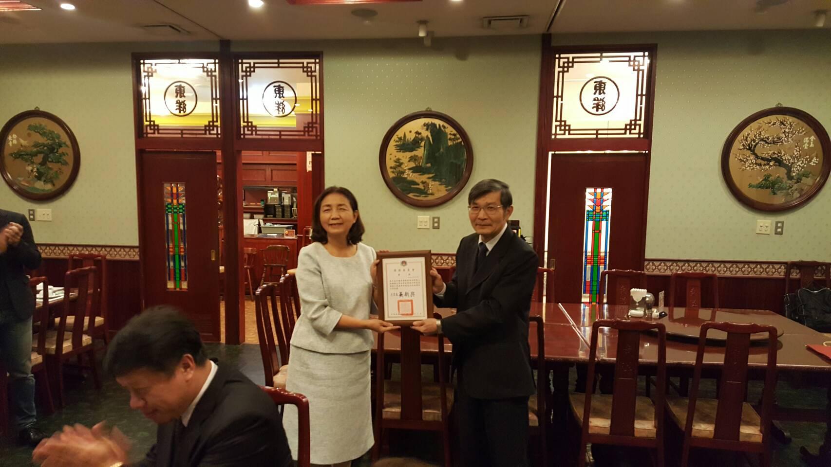 新垣旬子僑務委員捐款新台幣10萬元以獎助在台僑生，本處蘇啟誠處長代轉僑務委員會頒發之感謝狀