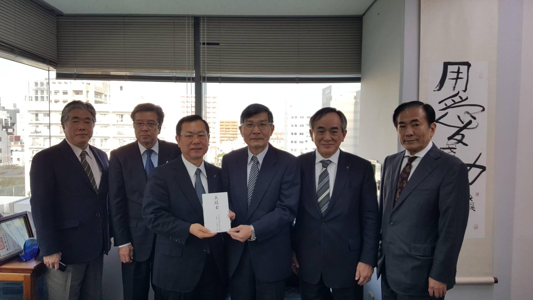 2018/02/14　沖縄県商工会議所連合会会長石嶺伝一郎様、沖縄経済同友会代表監事大嶺満様、沖縄県建設産業団体連合会会長下地米蔵様、沖縄県経営者協会会長安里昌利様、沖縄県工業連合会会長呉屋守章様、沖縄県商工会連合会会長當山憲一様、沖縄県中小企業団体中央会会長津波古勝三様、沖縄観光コンベンションビューロー会長平良朝敬様、沖縄県農業共同組合中央会会長砂川博紀様、沖縄県漁業協同組合連合会代表理事会長上原亀一様、沖縄県情報通信関連産業団体連合会会長根路銘勇様、沖縄県中小企業家同友会代表理事小渡玠様　より花蓮地震への義援金が届けられました。
