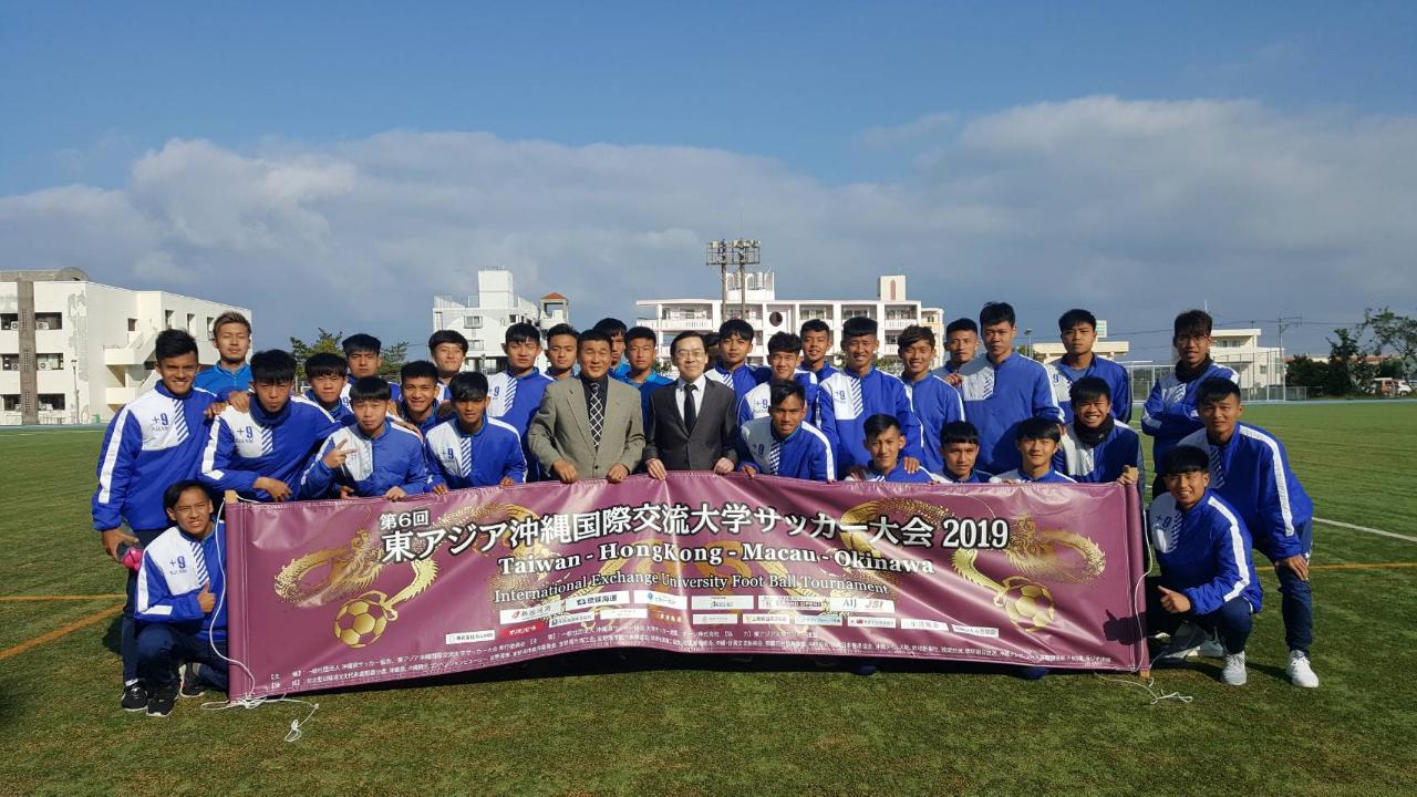 范振國處長（中）與臺灣體育運動大學足球隊全員合影。