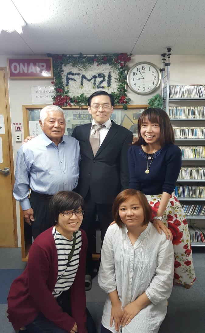 駐那霸辦事處范振國處長（後排中）於專訪結束後與「FM21廣播電臺」石川丈浩會長（後排左）及上原由佳利社長（後排右）合影。