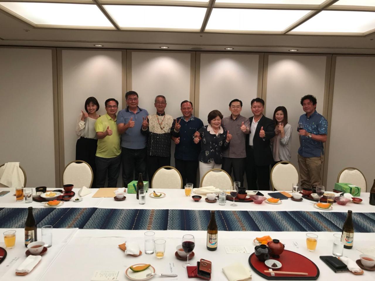 駐那霸辦事處范振國處長（右4）與台灣琉球協會林聰賢理事長（左5）暨該協會幹部、那霸日台親善協會伊藝美智子會長（右5）、琉球華僑總會張本光輝會長（左4）、時事通信社大月克巳那霸支局長（右1）於餐敘後合影。
