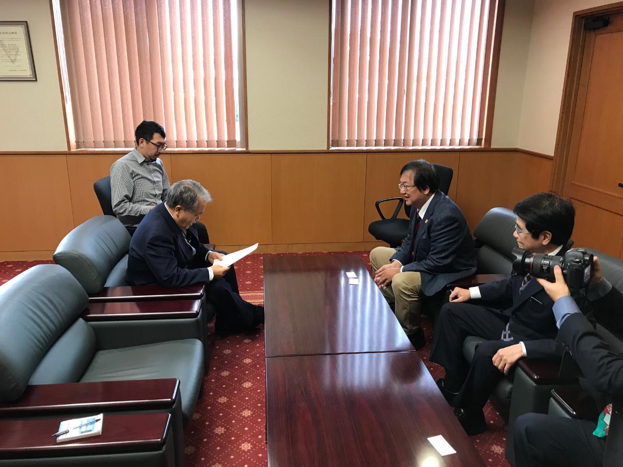 照片2：中華民國醫師公會全國聯合會邱泰源理事長（右2）與沖繩縣醫師會副會長宮里達也（左2）晤談一景。