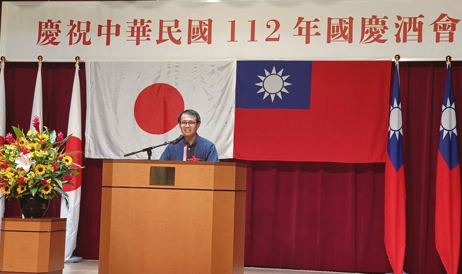 2023/10/02本處在嘉新酒店舉辦慶祝中華民國112年國慶晚會，由本處王瑞豐處長致歡迎詞展開序幕，沖繩縣議會赤嶺昇議長、眾議院島尻安伊子眾議員、中琉協會石嶺傳一郎會長等亦上台致詞祝賀。晚會於當日20時由琉球華僑總會江夏祿榮會長致閉幕詞後完滿結束，約有180名與本處交流密切之當地政商文藝界人士及華僑等參加。