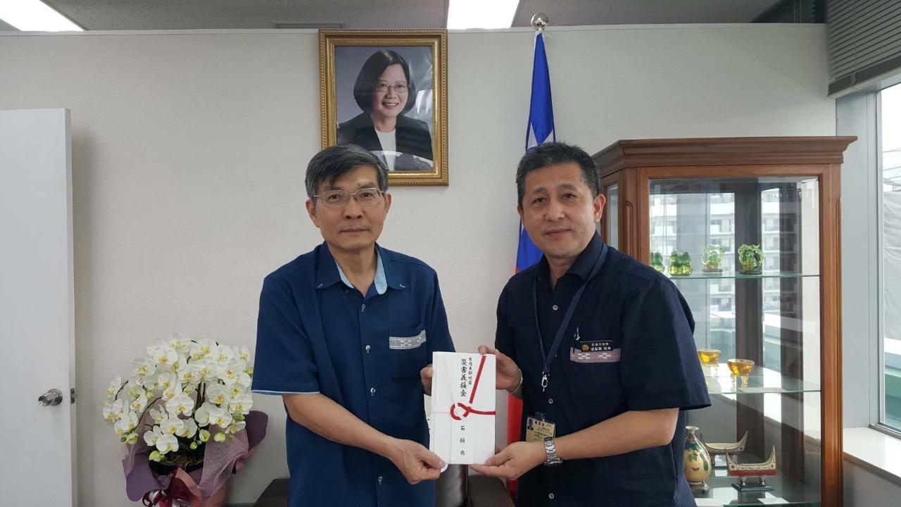 2018/04/19石垣市から花蓮地震ヘの義援金が届けられました。(義援金は八重山商工高、石垣中の生徒の募金活動や市内の海星幼稚園の園児らから寄付などで集まった。)
