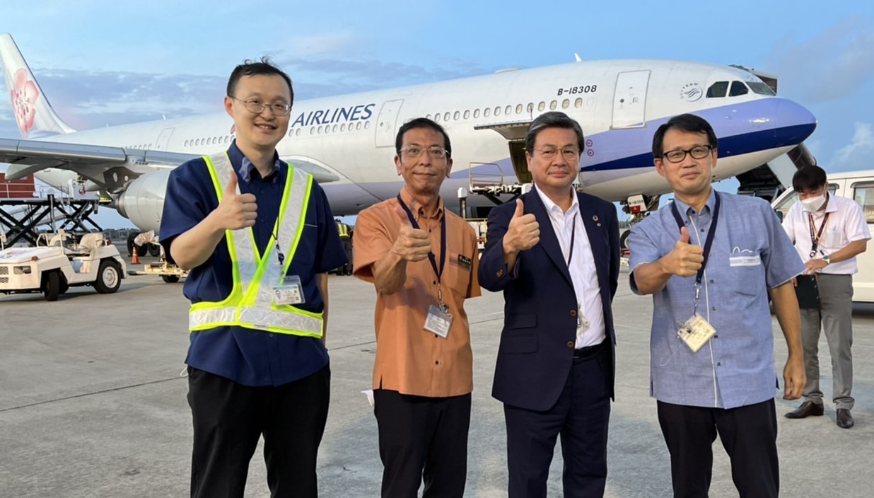 王瑞豊処長（右一）、ヤマト運輸の梅津克彦社長室執行役員（右二）、沖繩県商工労働部アジア戦略課の前原秀規課長（左二）、中華航空那霸支店の魏麟孫支店長（左一）。