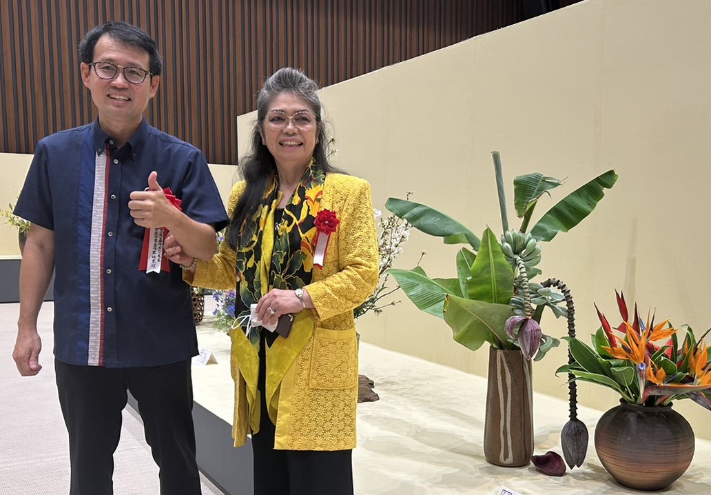 「いけばなインターナショナル沖縄支部」メンバー　アラルゴン朝子様（右）