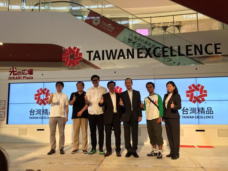 主辦單位與廠商代表合影