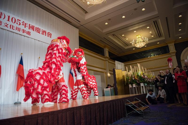 4.大阪中華學校學生表演舞獅