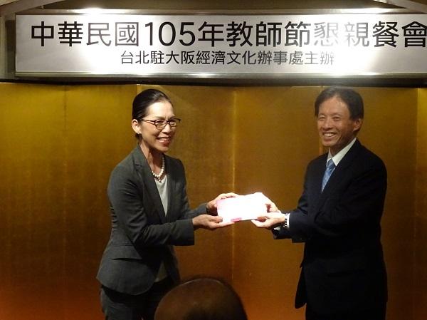 7.轉頒駐日本代表處謝大使致贈大阪中華學校老師慰勞禮券陳校長雪霞代表接受