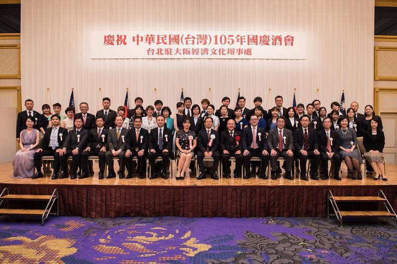 8.陳處長夫婦偕本處同仁及留學生全體合影