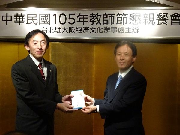 8.陳處長致贈大阪中華學校全體老師慰勞禮券（蔣燁教頭代表接受)