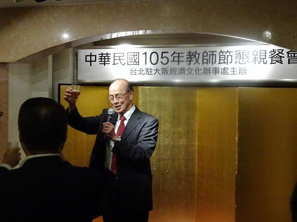 9.大阪中華學校連副理事長茂雄領導乾杯