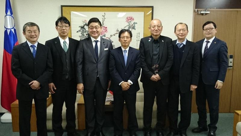 陳處長訓養右四與岡山縣議會遠藤康洋議員左三等人合照