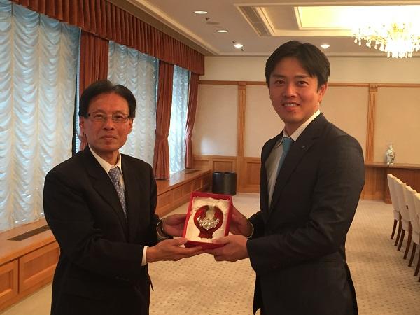 陳總領事訓養（左）與大阪市吉村洋文市長（右）合影