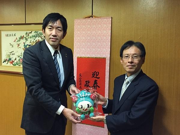 陳處長訓養（右）與松原市澤井宏文市長（左）合影