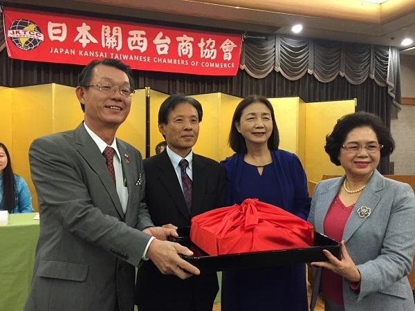 3.駐大阪辦事處陳處長訓養左二與日本台商總會新垣會長右二共同監交日本關西台商協會20161223