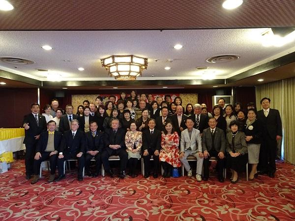 5.駐大阪辦事處陳處長訓養座排右五與出席日本關西台商協會新年會人員合影俞會長秀霞座排左五