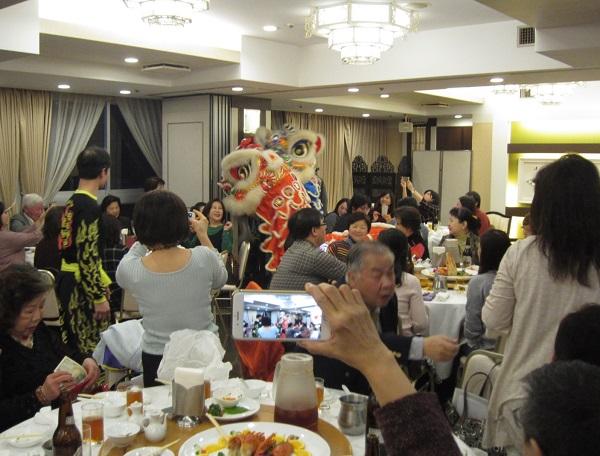 6.大阪台灣同鄉會新年會會場舞獅一景