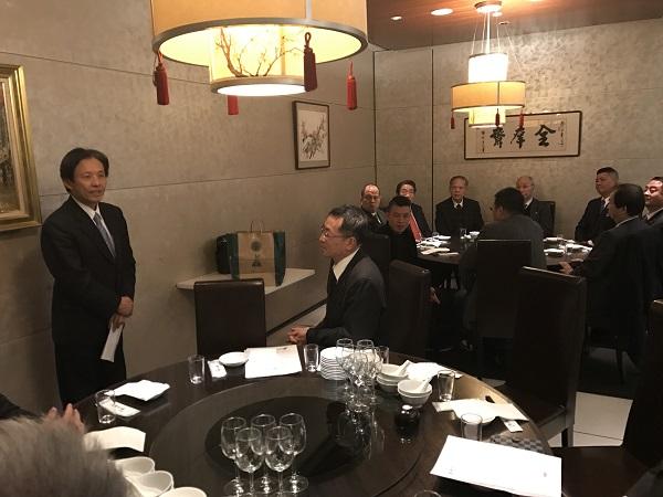  1駐大阪辦事處陳處長訓養向出席中華民國在日近畿大學校友會理監事新年會之理監事們演講情形(一)