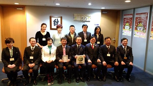 2.新北市議會訪問團與鈴木知事合影