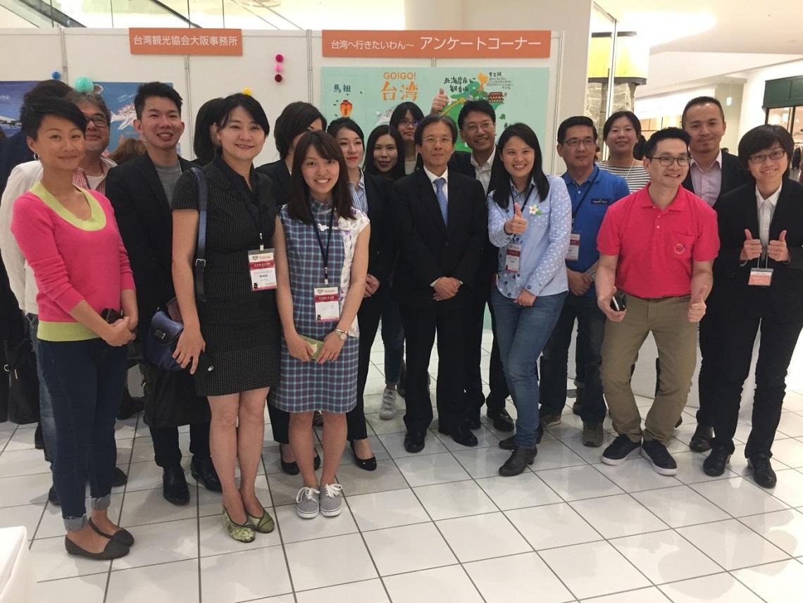 1.陳訓養處長(前排右四)與參展觀光業者合照