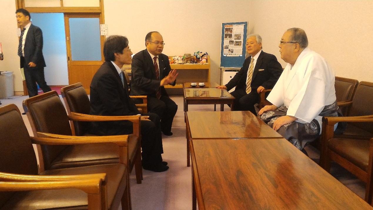 2.陳處長訓養(左1)與橿原神宮久保田昌孝宮司(右1)座談照