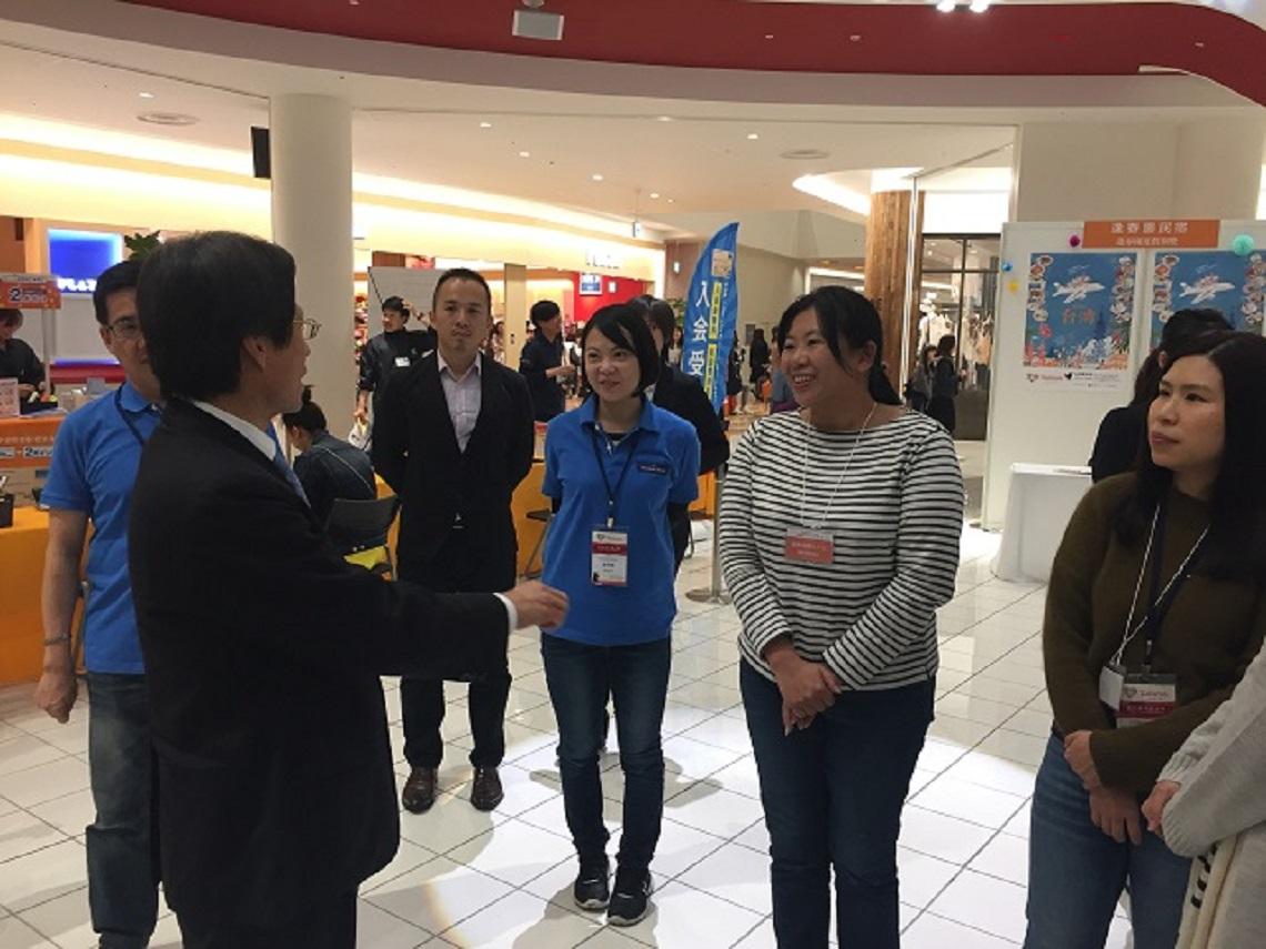  2.陳訓養處長(左一)關切業者活動情形