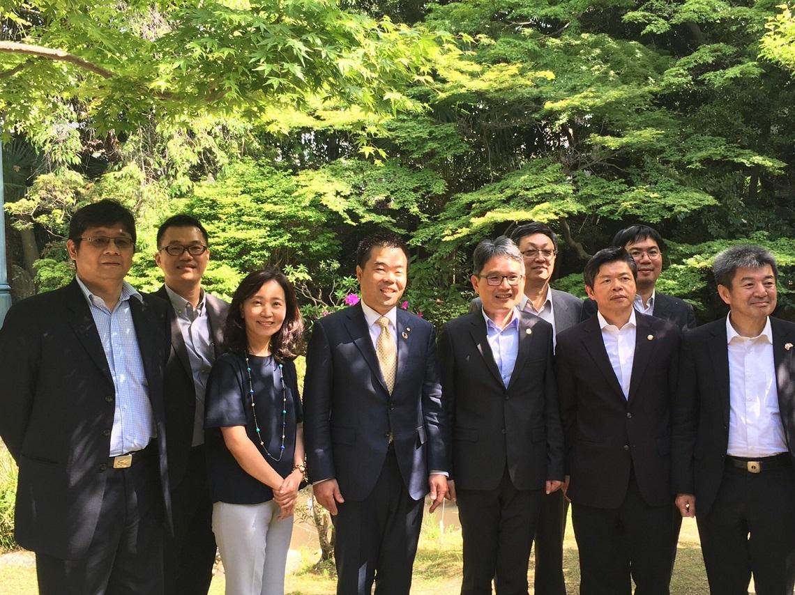 2.三日月知事與訪團合影