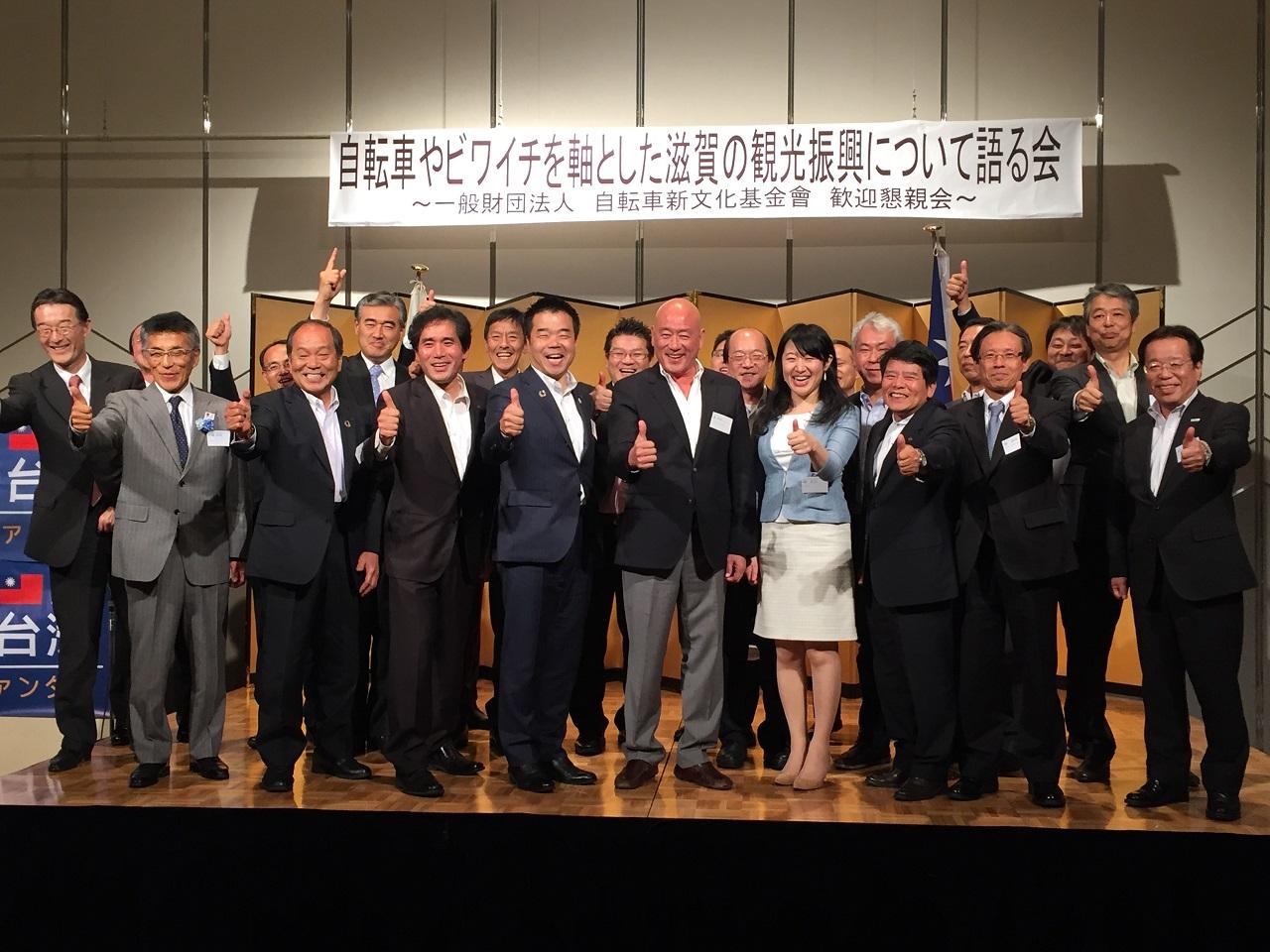 4.陳總領事訓養(前右二)