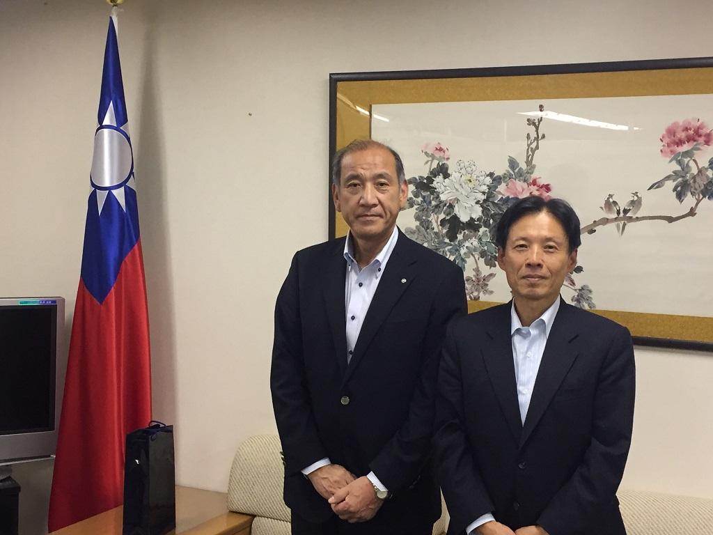 奈良縣黑瀧村長辻村源四郎(左)陳處長(右)