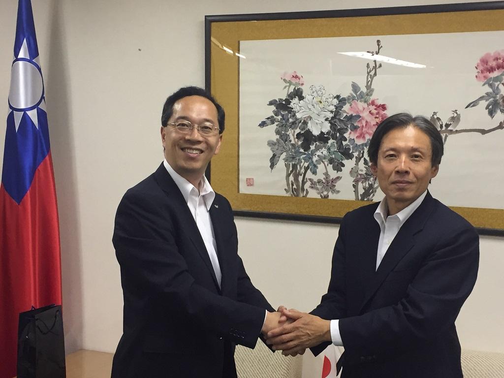 飛驒市長都竹淳也(左)陳處長(右)