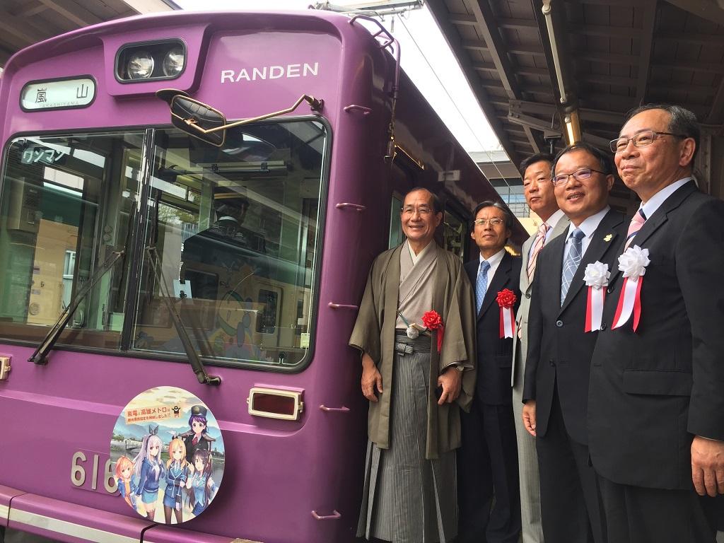 2.與高雄捷運號合照