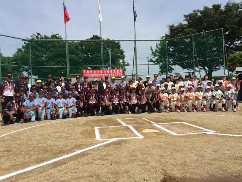 7月8日上午高雄市中正國小少棒隊與堺市兩少棒隊進行友誼賽前與相關人員全體合影