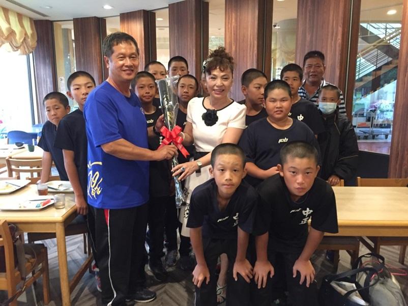 7月7日晚上歡迎會大阪台灣同鄉會名譽會長、僑務委員謝美香女士轉贈林威助署名之球棒