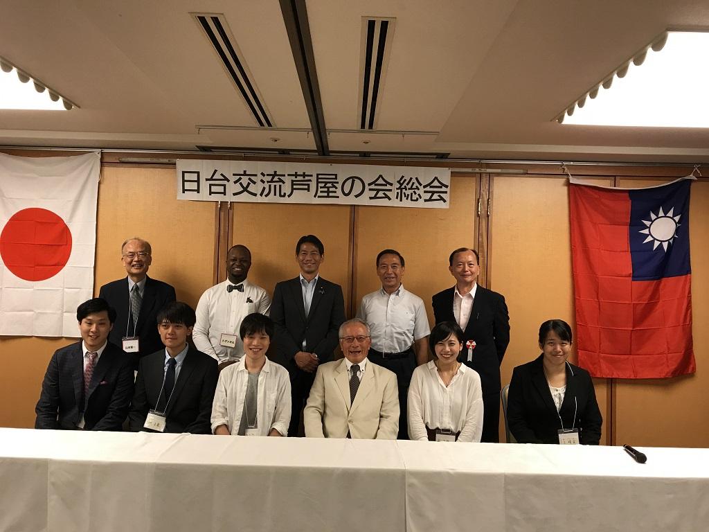 3.日台交流芦屋之會會長山岸宏（第1排右三）與神戶大學我留學生合影