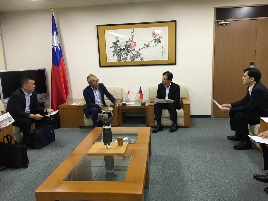 1.駐大阪辦事處陳處長訓養(右二)偕臺灣貿易中心大阪事務所林志鴻所長(右一)接見近畿大學幹部一行會談照