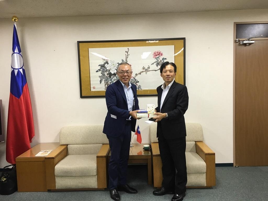 2.近畿大學總務世耕部長(左)致贈駐大阪辦事處陳處長訓養(右)紀念品照