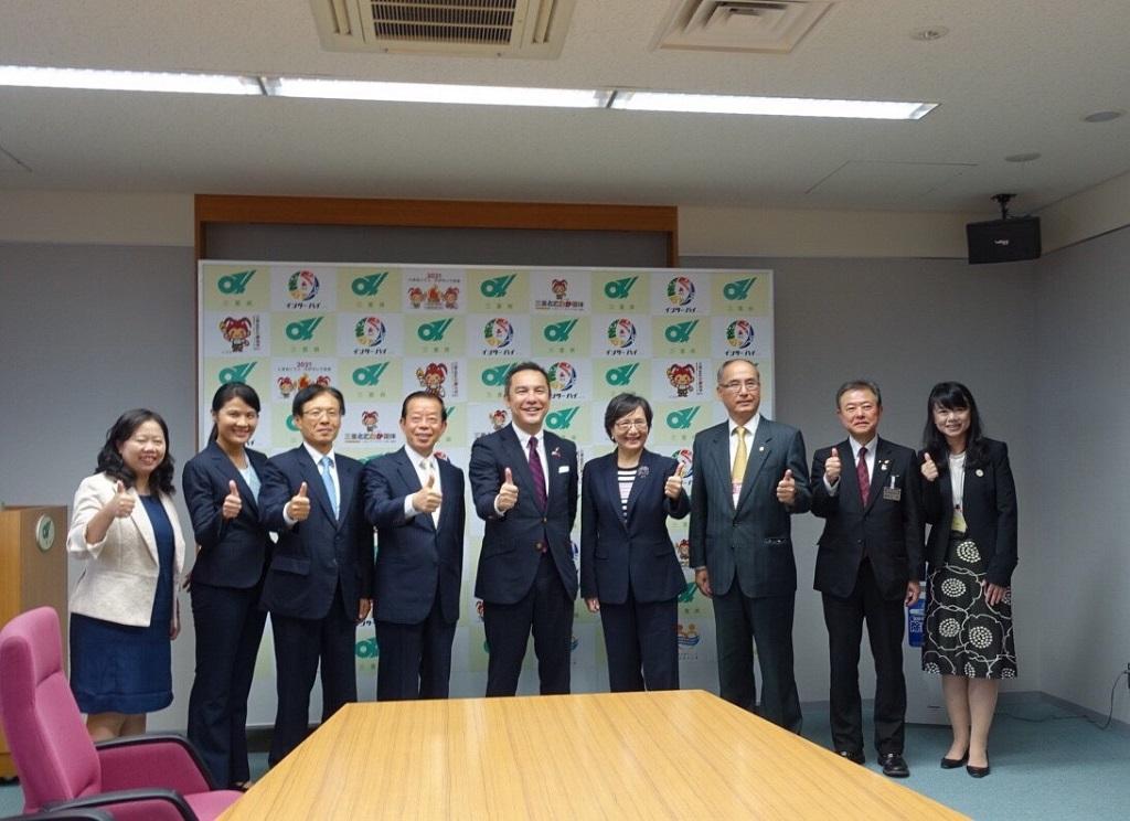 1.謝大使(左四)、陳處長(左三)、鈴木知事(中)