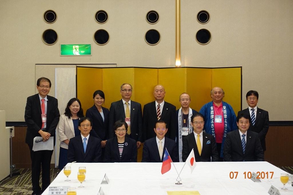 2.謝大使(前中)、陳處長(前左一)、前葉市長(前右二)