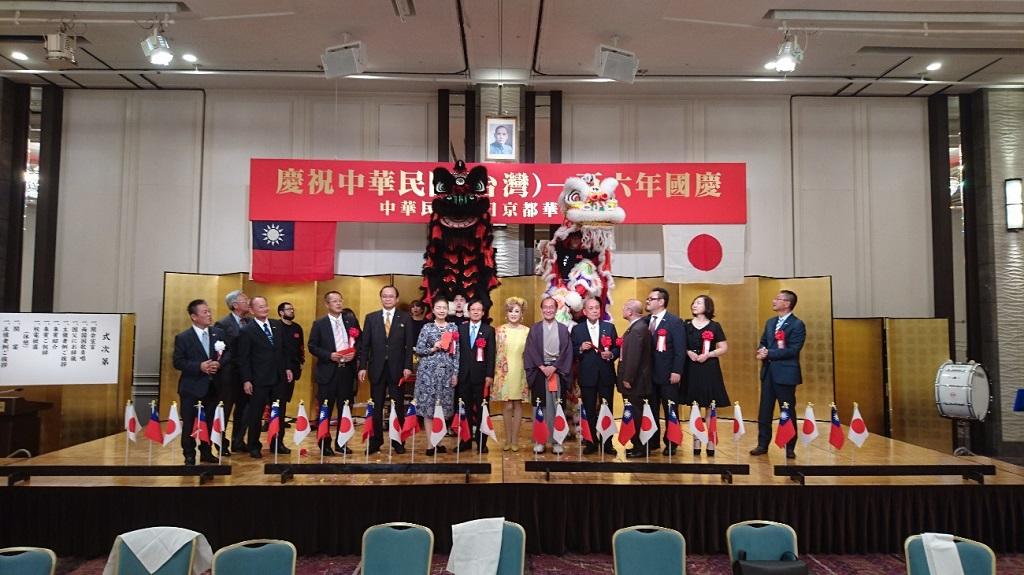 3.駐大阪辦事處陳處長（右8）及魏會長（左一）等與橫濱中華學院祥獅合影