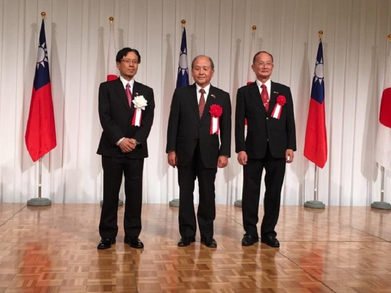 4.大阪中華總會洪勝信會長(中)及蔡伸雄副會長(右)獲頒僑委會獎牌