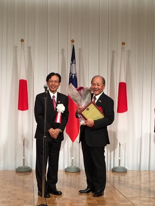 5.大阪中華總會洪勝信會長(右)獲頒僑委會獎牌