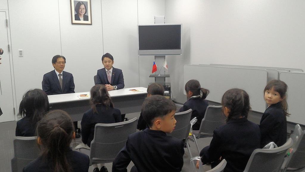 1.橋波幼兒舍訪臺團聆聽駐處陳處長訓養(左)介紹我國幼兒園教育狀況一景