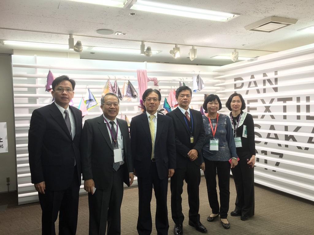 1.陳處長向展場廠商致意合影