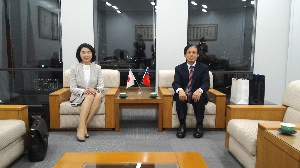 1.陳處長訓養(右)接見學校法人神戶學園蔣惠萍(左)總長照