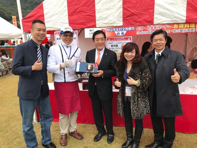 2.中村知事(中)由周理事長等陪同參觀台北市攤位區