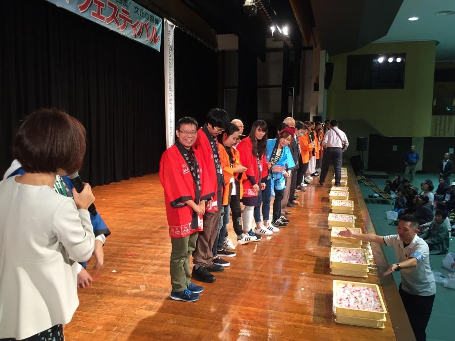 2.學生們參加白濱文化祭之分送麻糬活動