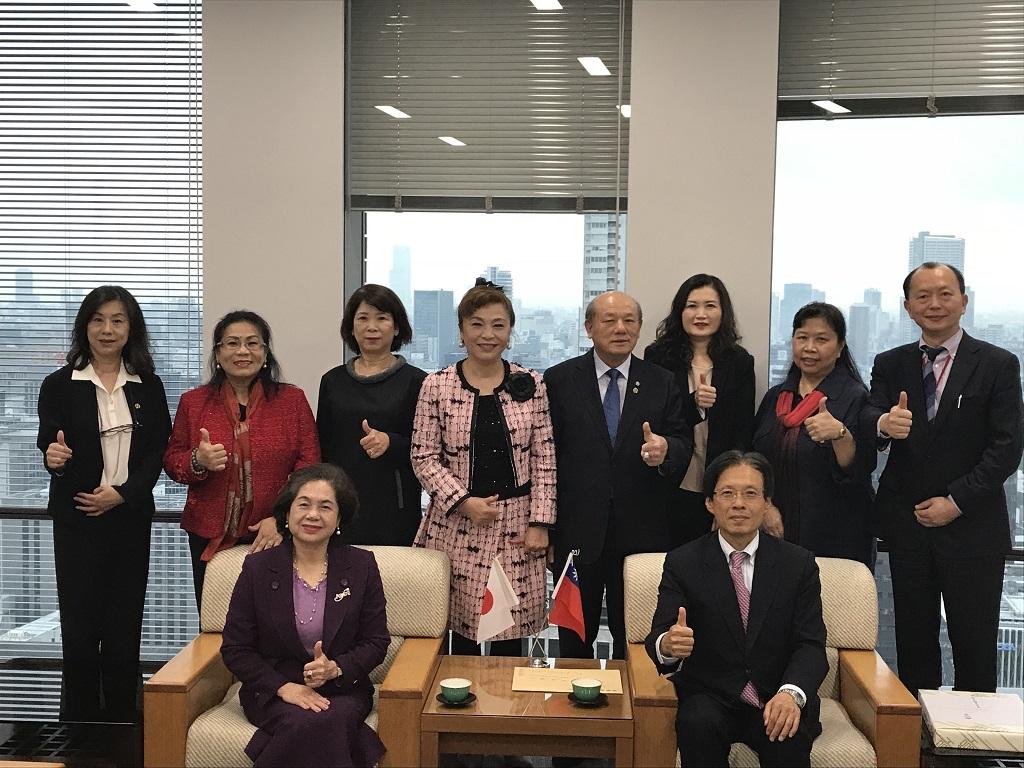 2.駐大阪辦事處陳處長訓養與世界華人工商婦女企管協會日本關西分會俞會長秀霞等一行合影